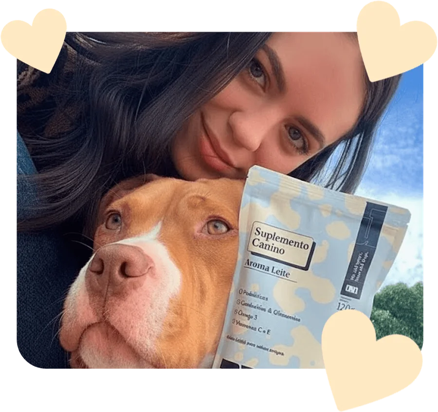 Fernanda abraçada ao Max, segurando o pacote de Nold